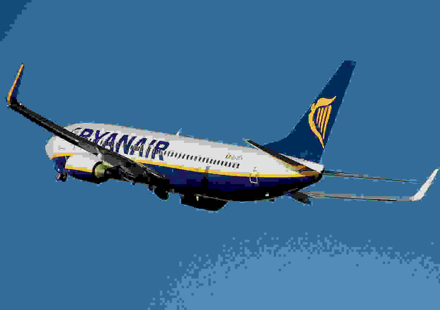 Ryanair.b737 800.aftertakeoff.arp