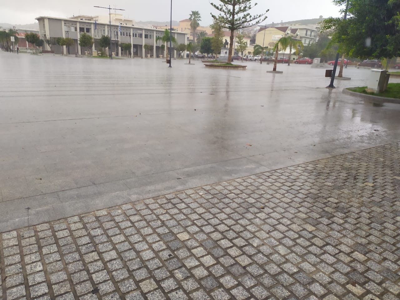 Άνοιξαν οι ουρανοί στην Κεφαλονιά – Τα πρωτοβρόχια μπήκαν δυναμικά [εικόνες]