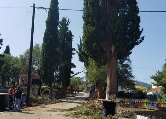 Χωρίς ηλεκτρικό παραμένουν αρκετά σπίτια στα Πουλάτα