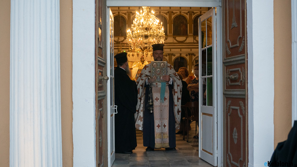 Ένας διαφορετικός Εσπερινός στην Παναγία τη Δραπανιώτισσα – Στη σκιά των καταστροφών και της πανδημίας [εικόνες]