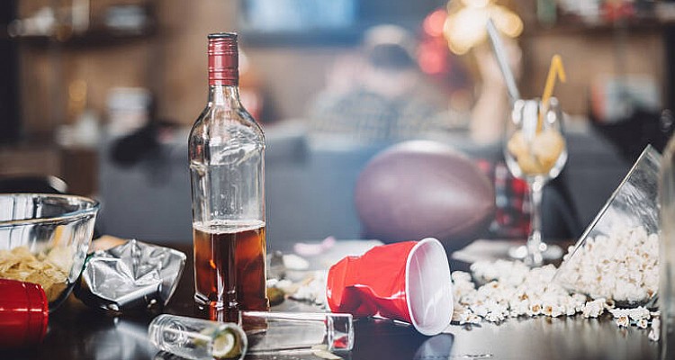 Συναγερμός για τα κορονοπάρτι: Δεν μπορεί η Αστυνομία να μπαίνει στα σπίτια