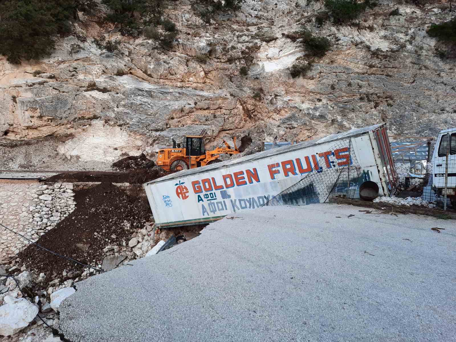 Αγώνας δρόμου για αποκατάσταση του δρόμου κοντά στη γέφυρα του Χειμωνικού [εικόνες]