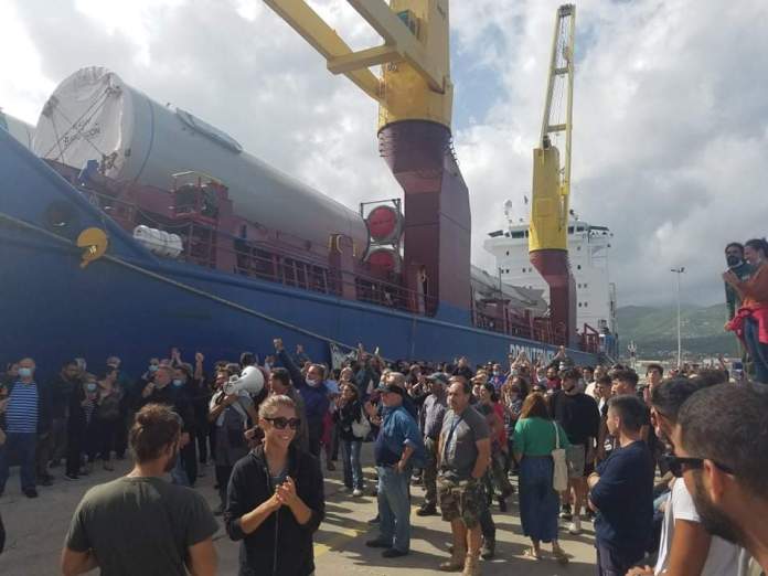 Αποχώρησαν οι αστυνομικές δυνάμεις από το λιμάνι της Σάμης  Έφθασε κόσμος απ΄όλο το νησί