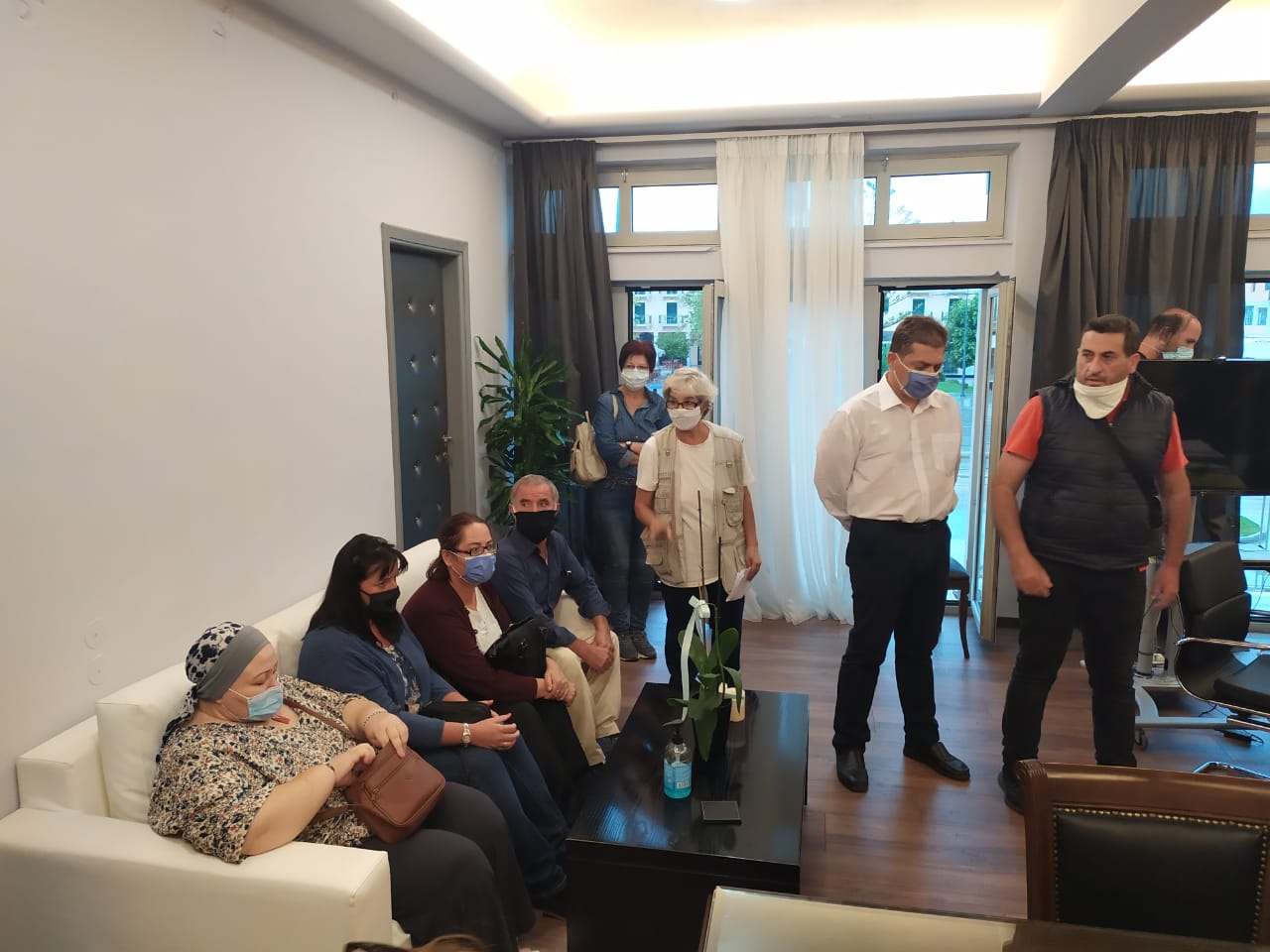 Δέσμευση Μιχαλάτου για επανεξέταση του ζητήματος των απολυμένων 9 καθαριστριών [εικόνες]