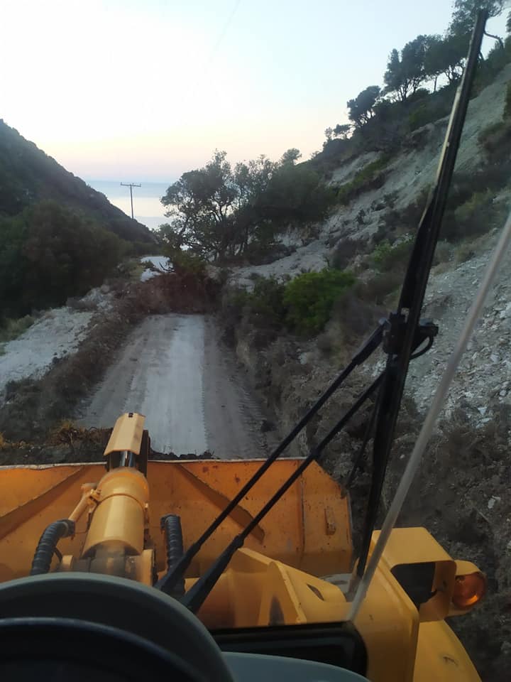 Κεφαλονιά: Με μηχάνημα της Περιφέρειας καθαρίζεται ο δρόμος προς το Μύρτο (pics)