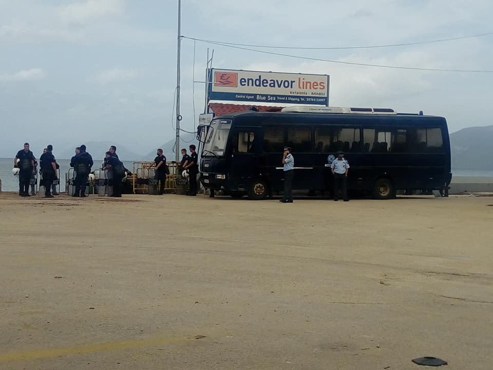 Μυρίζει “μπαρούτι” στη Σάμη – Παρουσία των ΜΑΤ