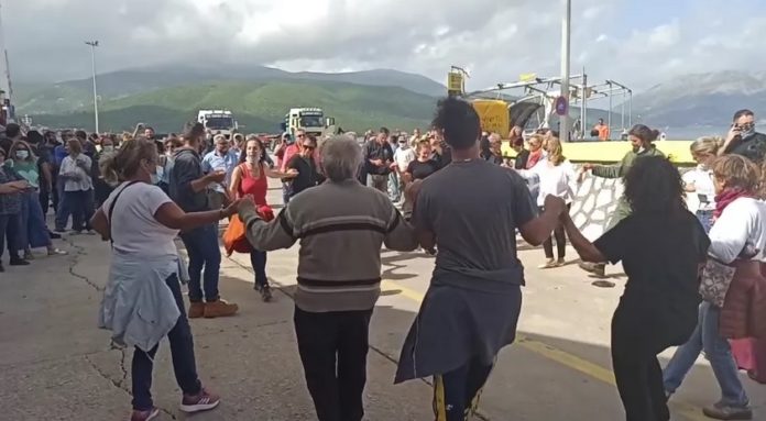 Οι Κεφαλονίτες διώχνουν τα ΜΑΤ και συνεχίζουν τον αγώνα κατά των ανεμογεννητριών