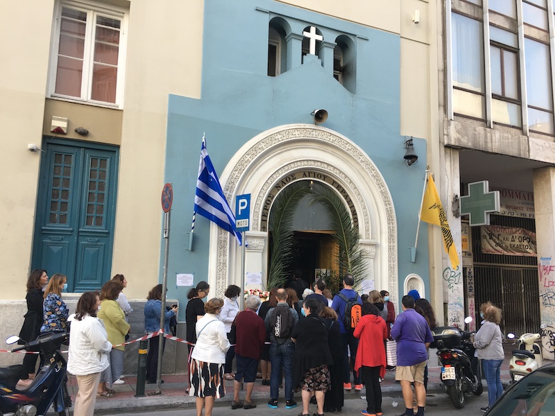 Πλήθος κόσμου στο εκκλησάκι του Αγίου Γερασίμου στην Πολυκλινική Αθηνών