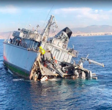 Ρυμουλκείται με κλίση το Καλλιστώ του Πολεμικού Ναυτικού
