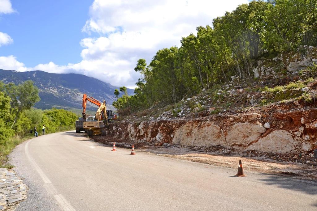 Ξεκίνησαν πάλι εργασίες στο δρόμο στο Αδράκι [εικόνες]