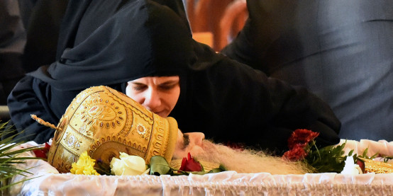 Αδιανόητο: Πιστοί φιλούσαν το σκήνωμα Μητροπολίτη που πέθανε από κορονοϊό στο Μαυροβούνιο!