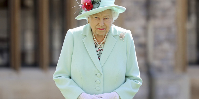 H Βασίλισσα Ελισάβετ …ντούρασελ σε απίθανο βίντεο!