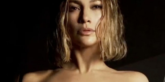 Μετά το σέξι κορμάκι, η Τζένιφερ Λόπεζ ποζάρει ολόγυμνη και κολάζει