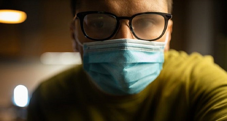 Πώς δεν θα θολώνουν τα γυαλιά σου όταν φοράτε μάσκα. Δείτε έξι τρόπους