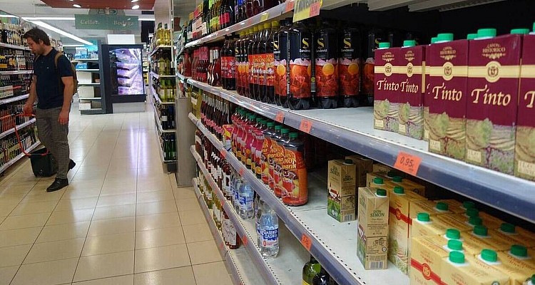 Σούπερ μάρκετ: Τέλος σε ρούχα, παπούτσια, ηλεκτρονικά είδη, έπιπλα και βιβλία όσο για διαρκεί το Lockdown