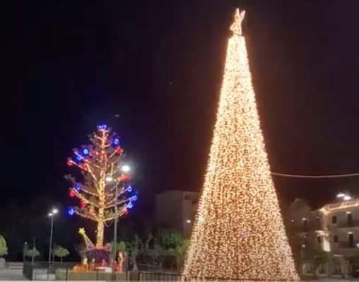 Aναψε το Χριστουγεννιάτικο Δέντρο στο Αργοστόλι – ευχές του δήμαρχου