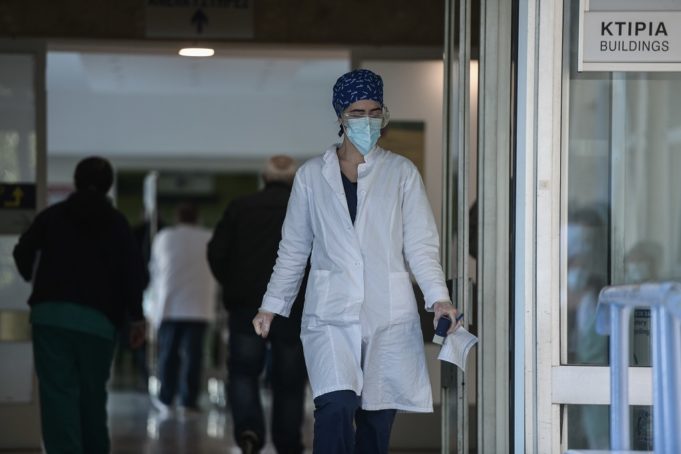Ανησυχία για την αύξηση των διασωληνωμένων