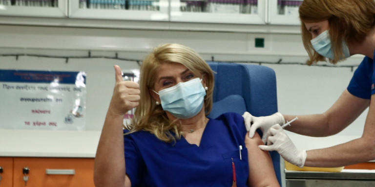 Αντιδράσεις από το εμβόλιο: Ούτε λέπια έβγαλα, ούτε πράσινα αυτιά. Είμαι μια χαρά