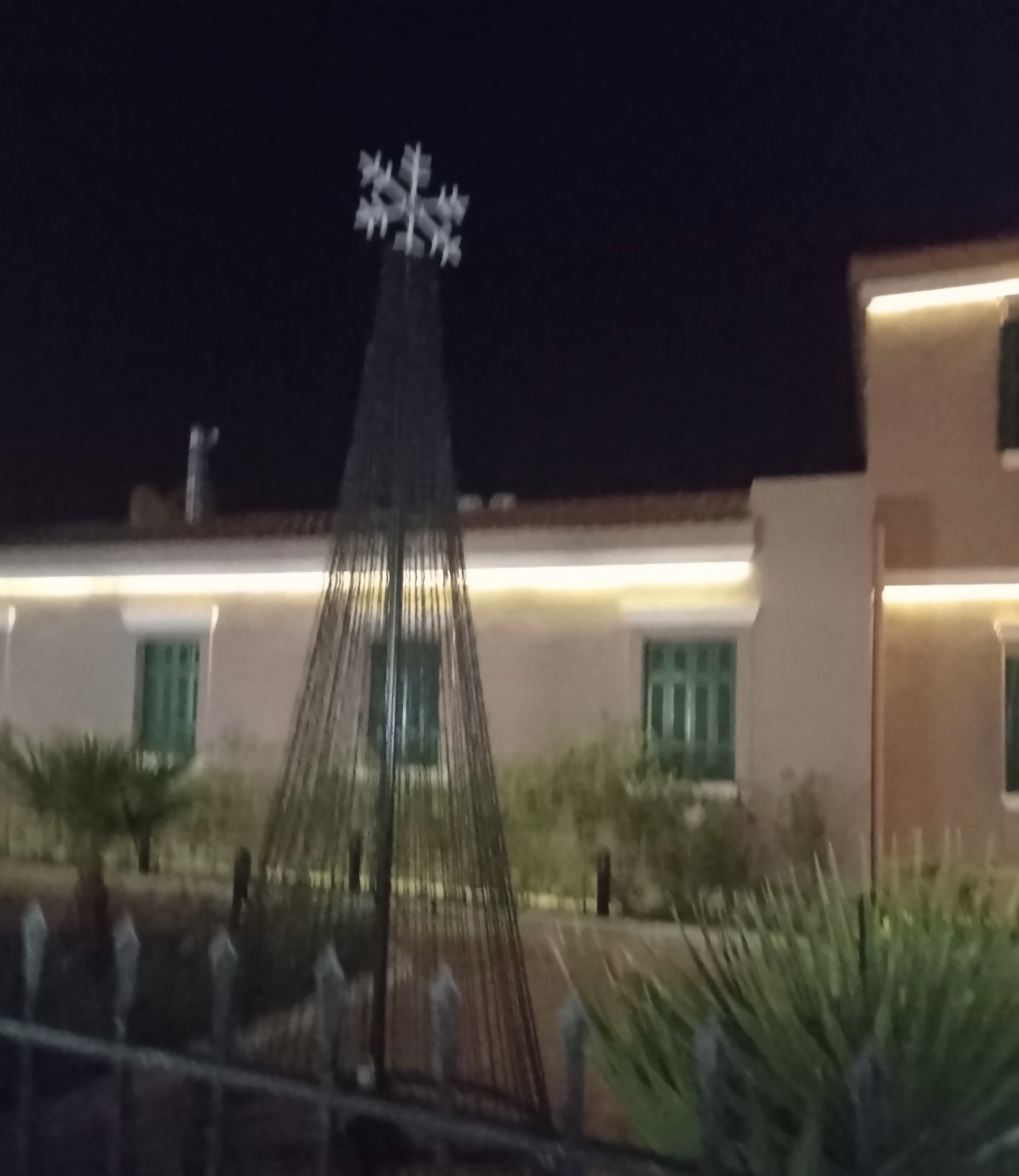 Δεν το έχουν με το ..στολισμό στο Αργοστόλι: Kάηκε και άλλο Χριστουγεννιάτικο δέντρο [εικόνες]