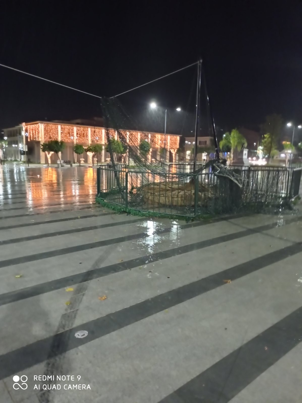 Δεν ξανάγινε: Έπεσε το Χριστουγεννιάτικο Δέντρο στο Αργοστόλι από τον αέρα και τη βροχή [εικόνες]