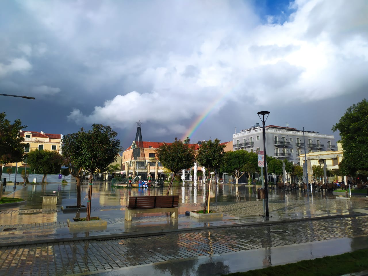 Διαφορετική παραμονή Πρωτοχρονιάς στο Αργοστόλι -Δίχως κάλαντα και ράντισμα κολόνιας [εικόνες]