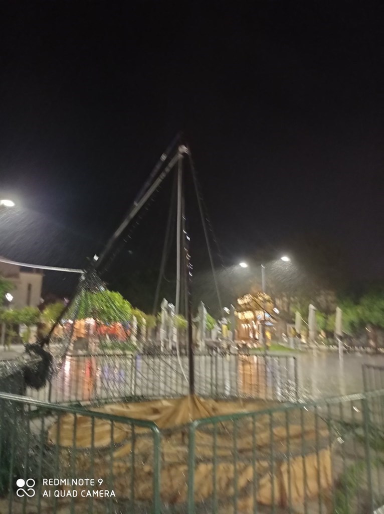 Έπεσε το χριστουγεννιάτικο δέντρο στο Αργοστόλι