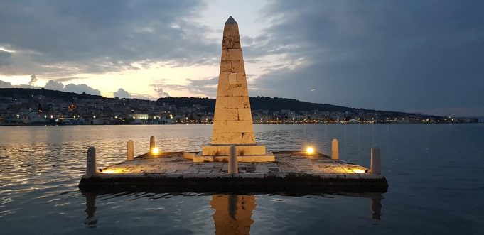 Επιτέλους φωτίστηκε η Κολόνα της Γέφυρας De Bosset [εικόνες]