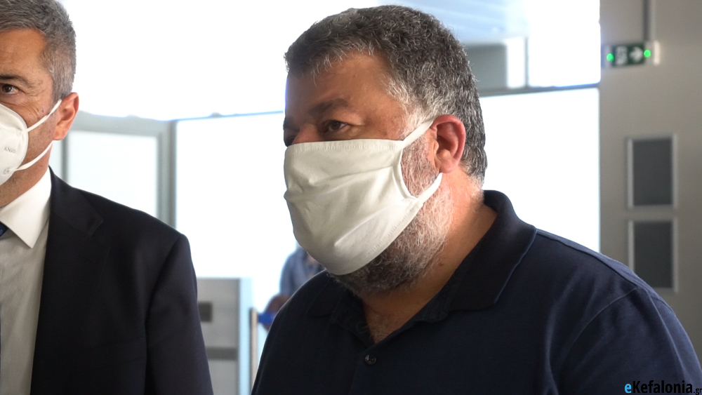 Γαλοπούλες και κρασί μοιράζει στους υπαλλήλους του Δήμου Αργοστολίου ο Θεόφιλος