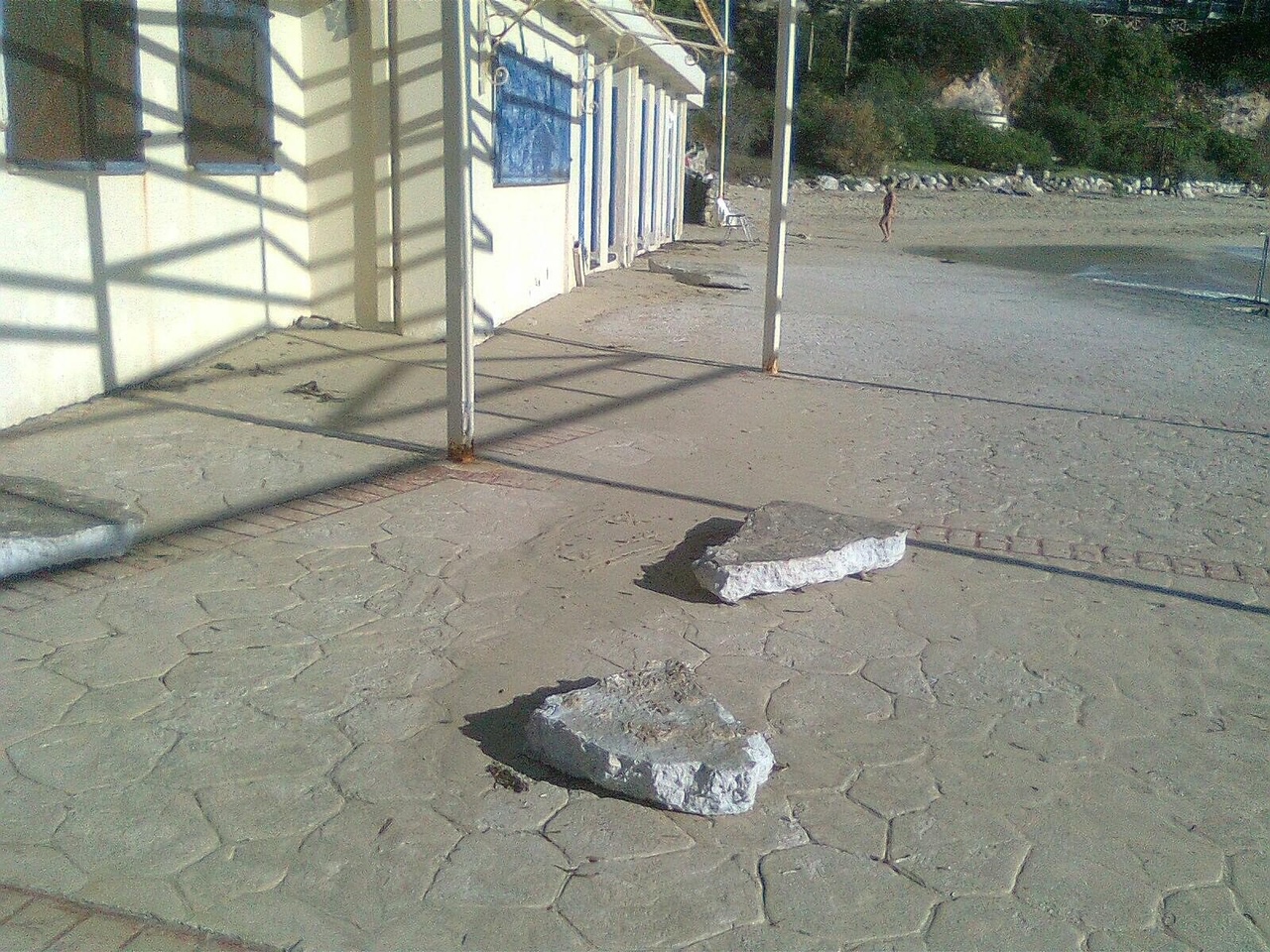 Πλατύς Γιαλός: Τα κύματα “σήκωσαν” το δάπεδο της καντίνας [εικόνες]