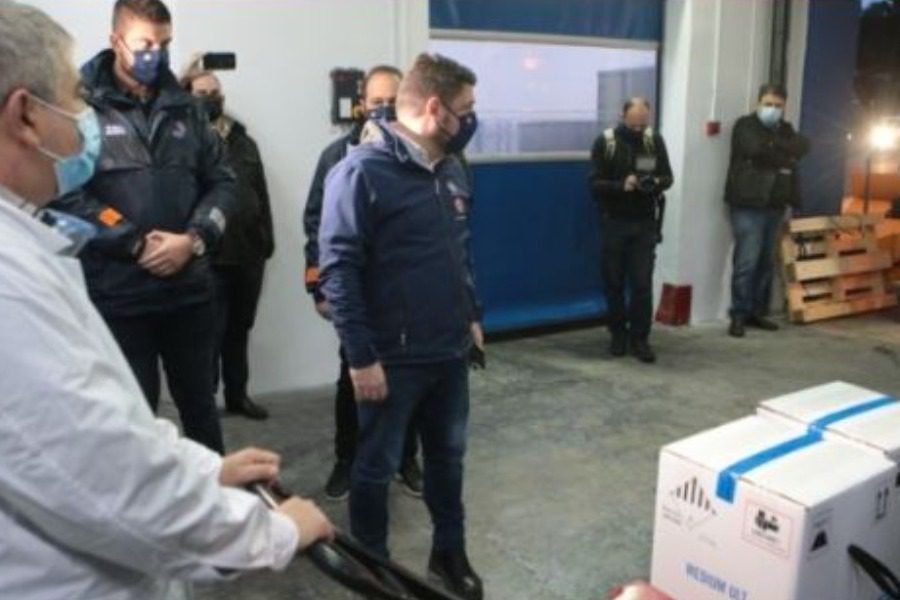 Στην Αθήνα έφτασε το εμβόλιο κατά του κορονοϊού