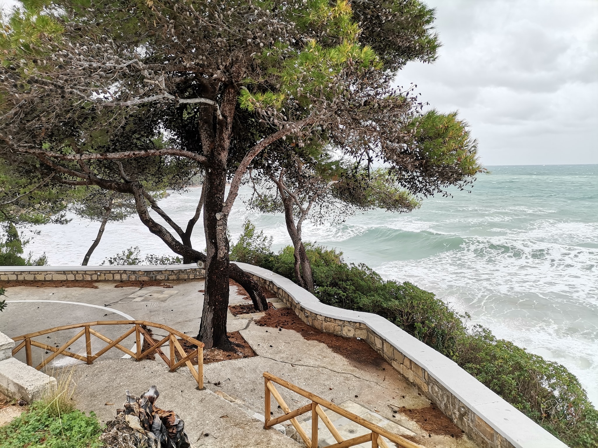 Τεράστια κύματα σε Μακρύ και Πλατύ Γιαλό δεν αφήνουν τον Μαζαράκη να πλησιάσει