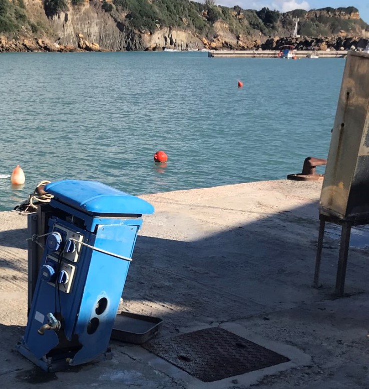 Θλιβερή εικόνα εγκατάλειψης στο αλιευτικό καταφύγιο της Αγίας Πελαγίας  Ο δήμαρχος των χωριών άφησε τα χωριά στη τύχη τους [εικόνες]