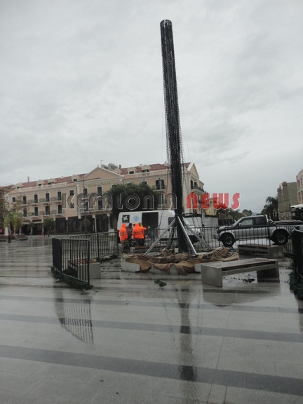 Ξαναστήνεται το “δέντρο” στην Πλατεία Βαλλιάνου