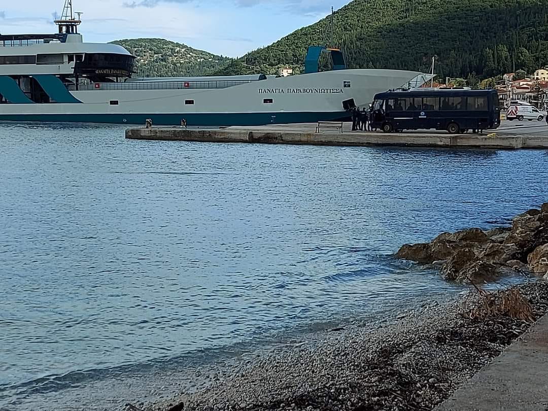 Ξεφορτώθηκαν οι ανεμογεννήτριες στη Σάμη με τη συνοδεία των ΜΑΤ