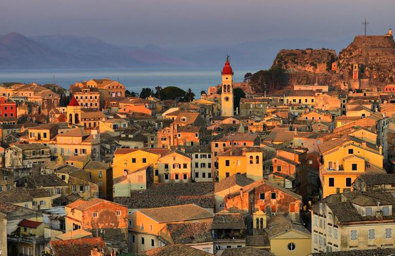 Κέρκυρα: Εβρισε και γρονθοκόπησε αστυνομικό όταν του ζήτησε να φορέσει μάσκα