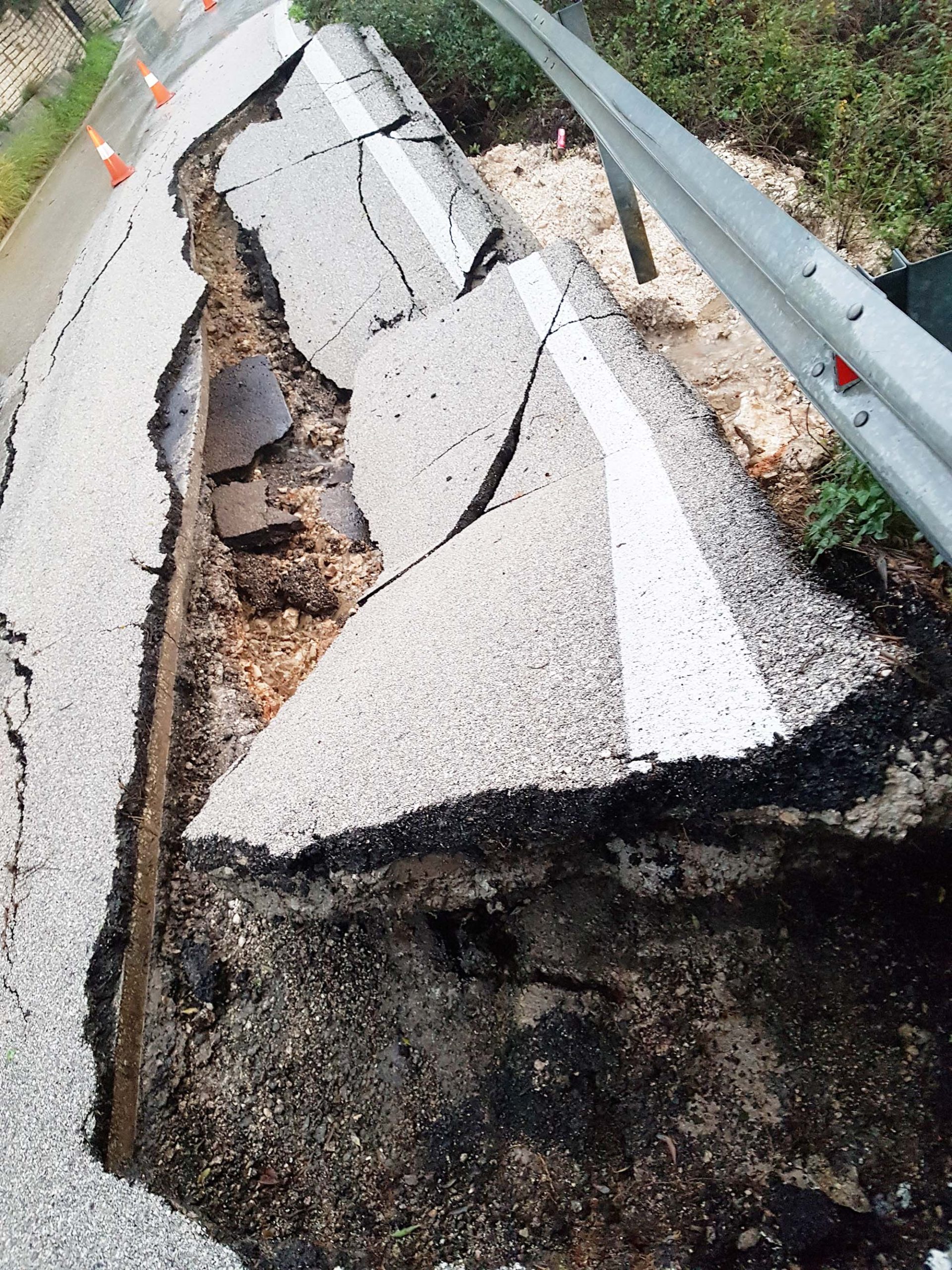 Λαϊκή Συσπείρωση: Η Ιθάκη παραμένει κομμένη στα δύο μέα την κατάρρευση του δρόμου