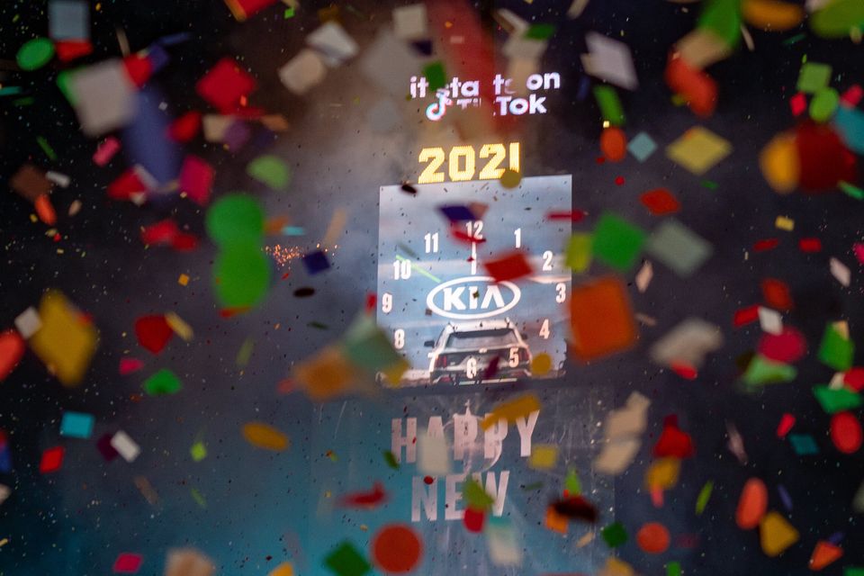 Ο πλανήτης υποδέχθηκε το 2021 και είπε 