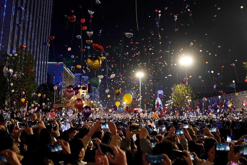 Ο πλανήτης υποδέχθηκε το 2021 και είπε 