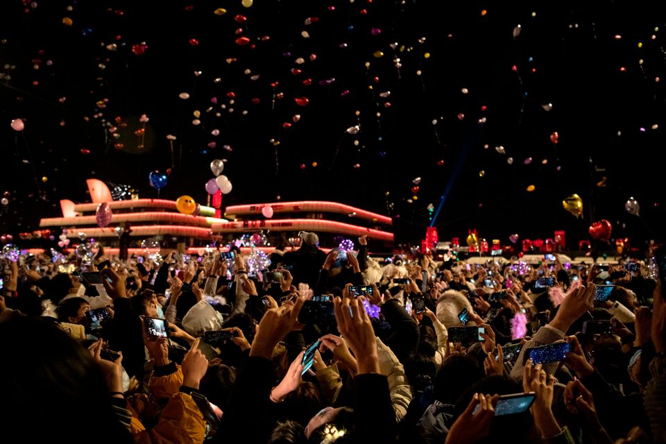 Ο πλανήτης υποδέχθηκε το 2021 και είπε 