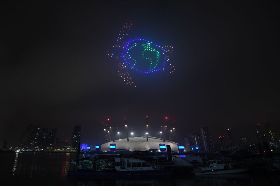 Ο πλανήτης υποδέχθηκε το 2021 και είπε 