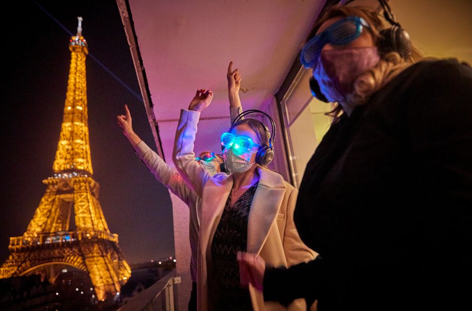 Ο πλανήτης υποδέχθηκε το 2021 και είπε 