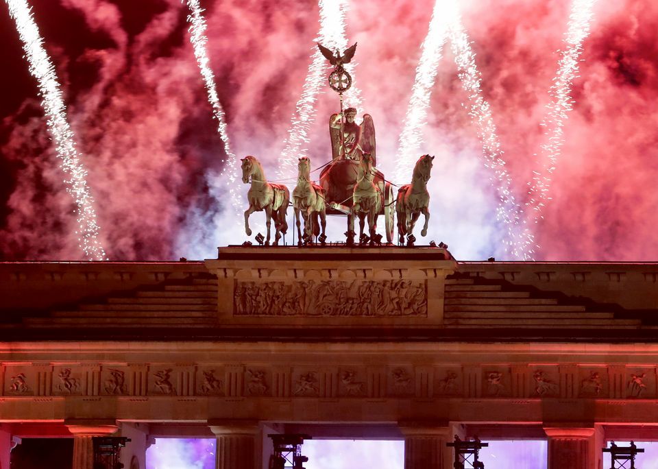 Ο πλανήτης υποδέχθηκε το 2021 και είπε 