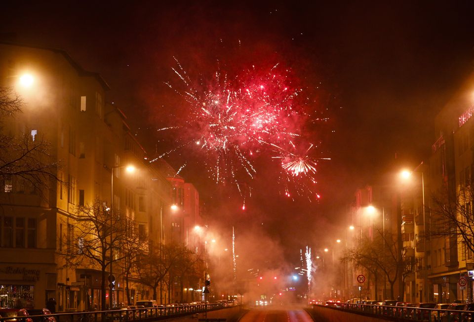 Ο πλανήτης υποδέχθηκε το 2021 και είπε 