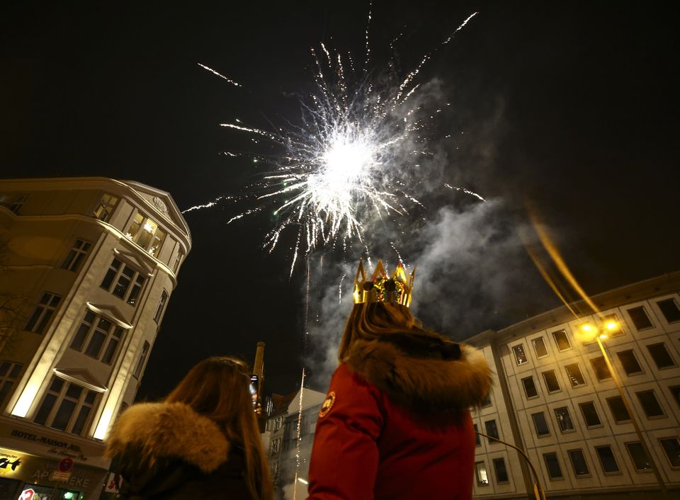 Ο πλανήτης υποδέχθηκε το 2021 και είπε 