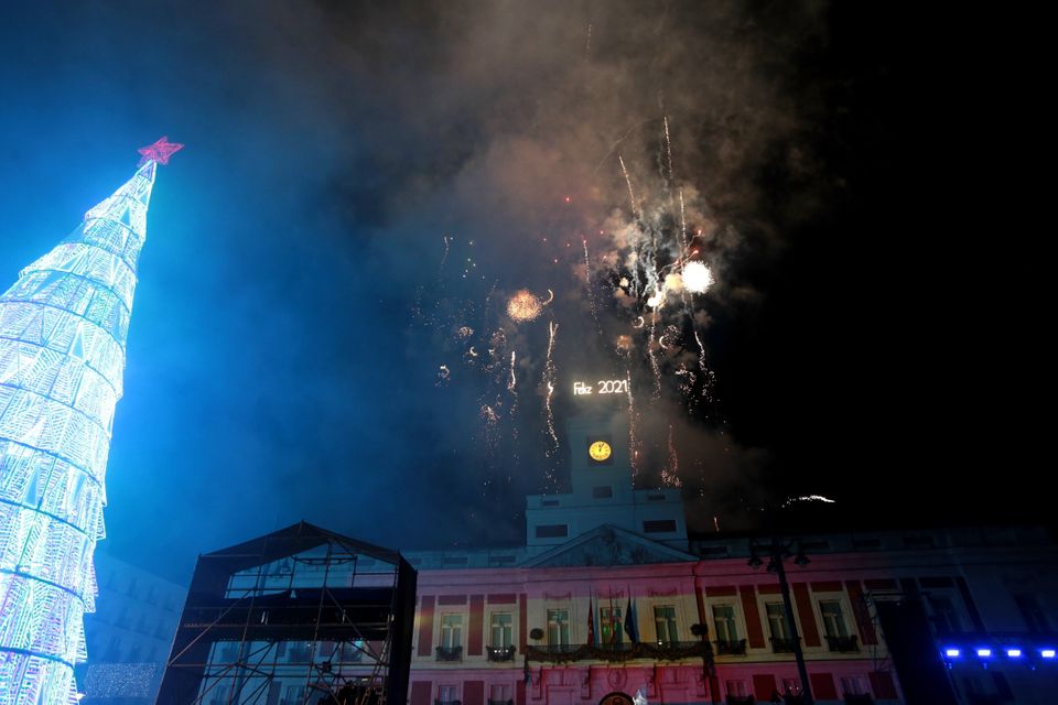 Ο πλανήτης υποδέχθηκε το 2021 και είπε 