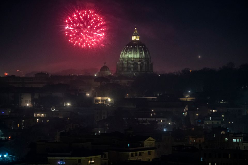 Ο πλανήτης υποδέχθηκε το 2021 και είπε 