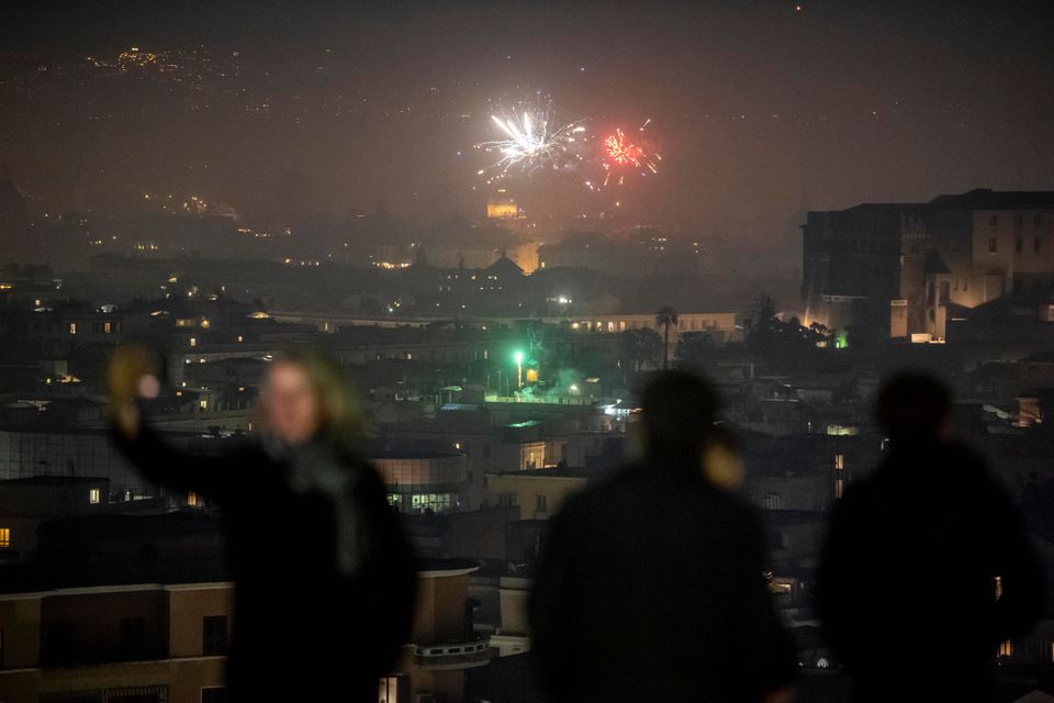 Ο πλανήτης υποδέχθηκε το 2021 και είπε 