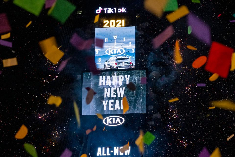 Ο πλανήτης υποδέχθηκε το 2021 και είπε 