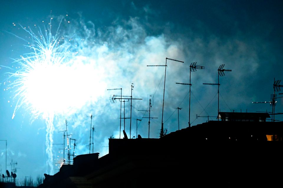 Ο πλανήτης υποδέχθηκε το 2021 και είπε 