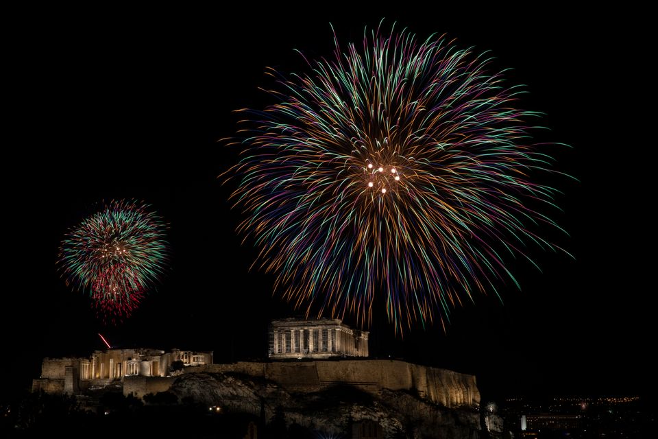 Ο πλανήτης υποδέχθηκε το 2021 και είπε 